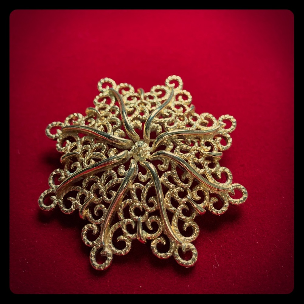 Beautiful Monet signed star / flower brooch